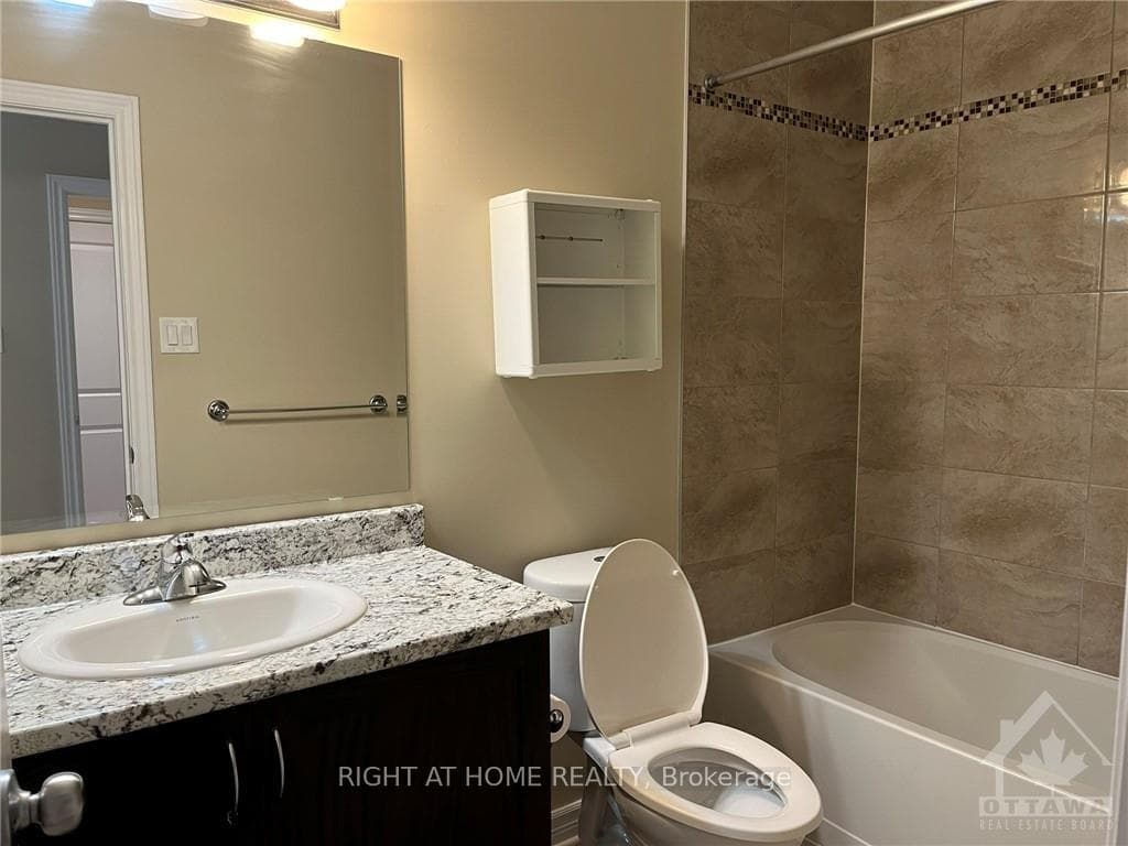 643 LAURALEAF Crescent photo 21