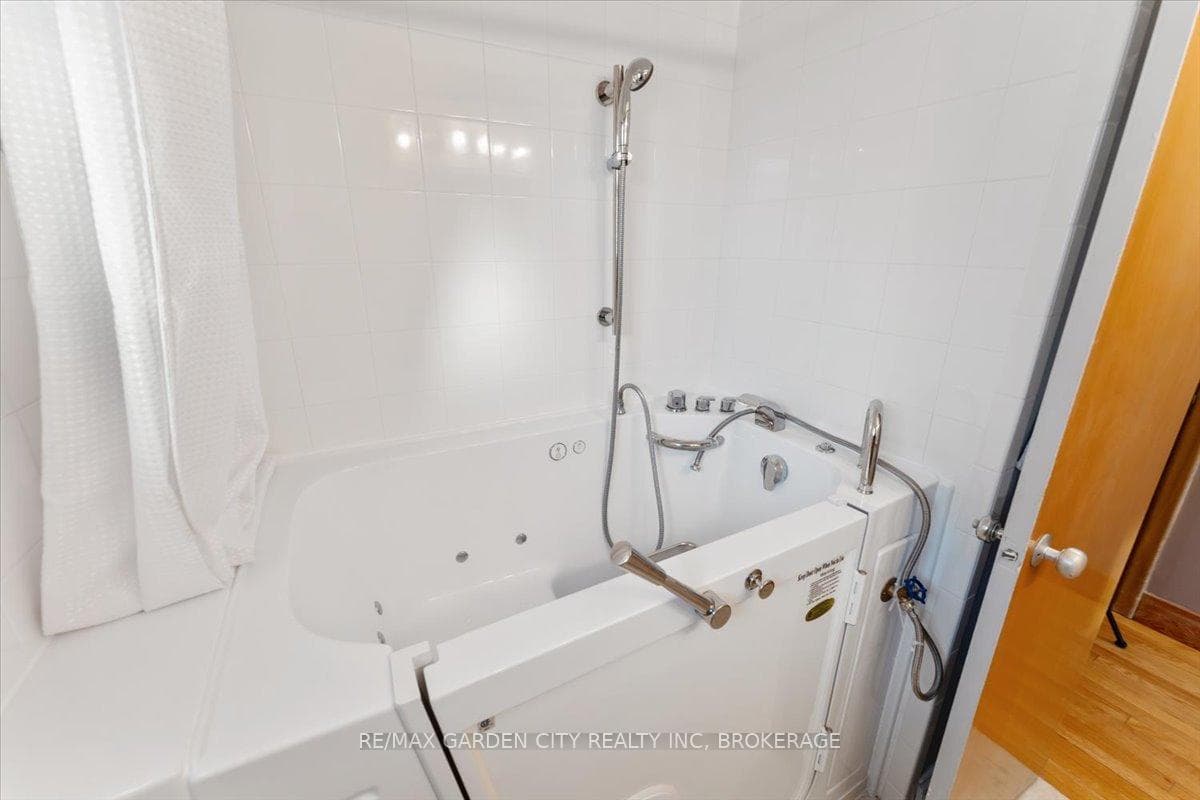 walk-in Soaker therapy tub/shower