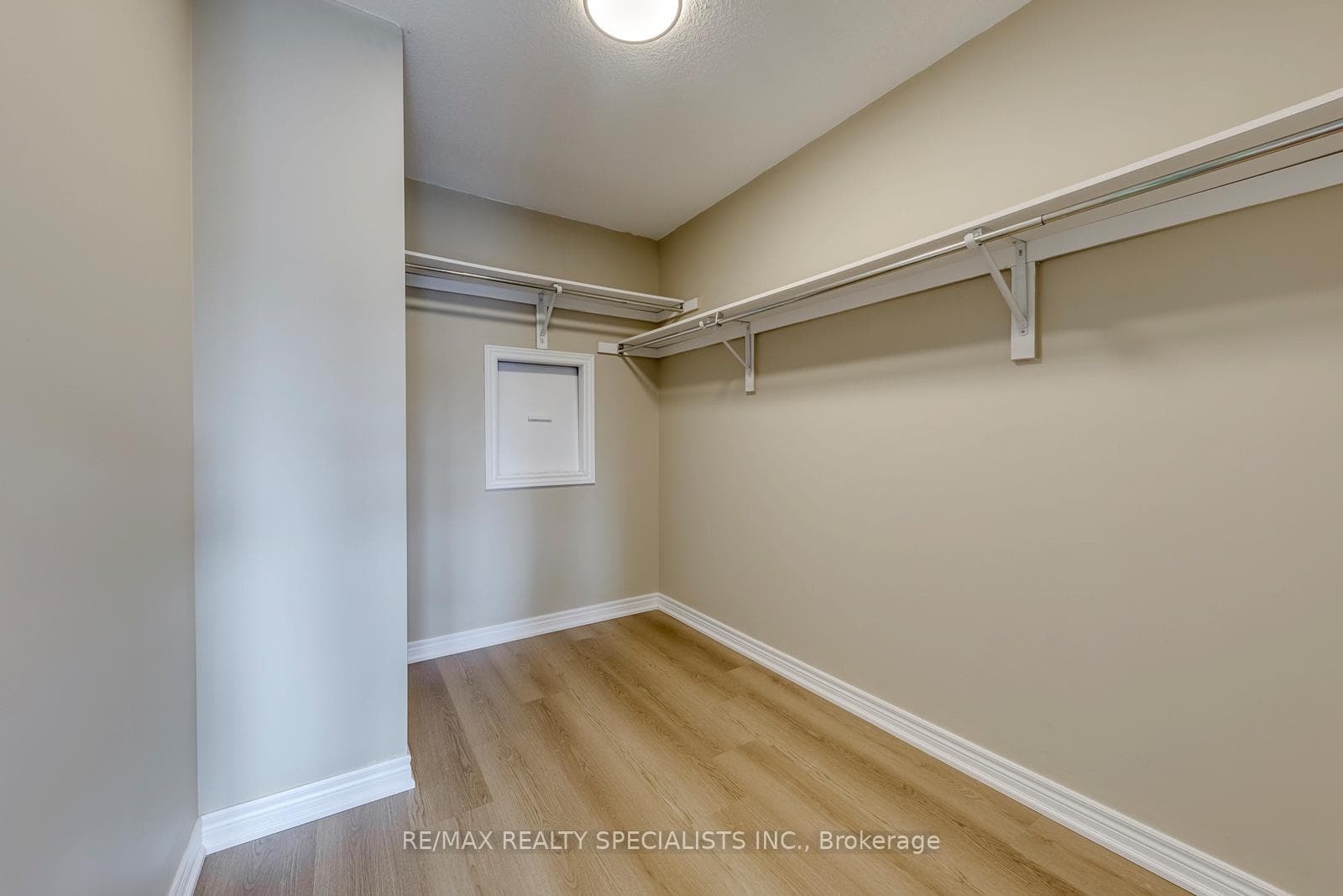 5494 Tenth Line photo 37