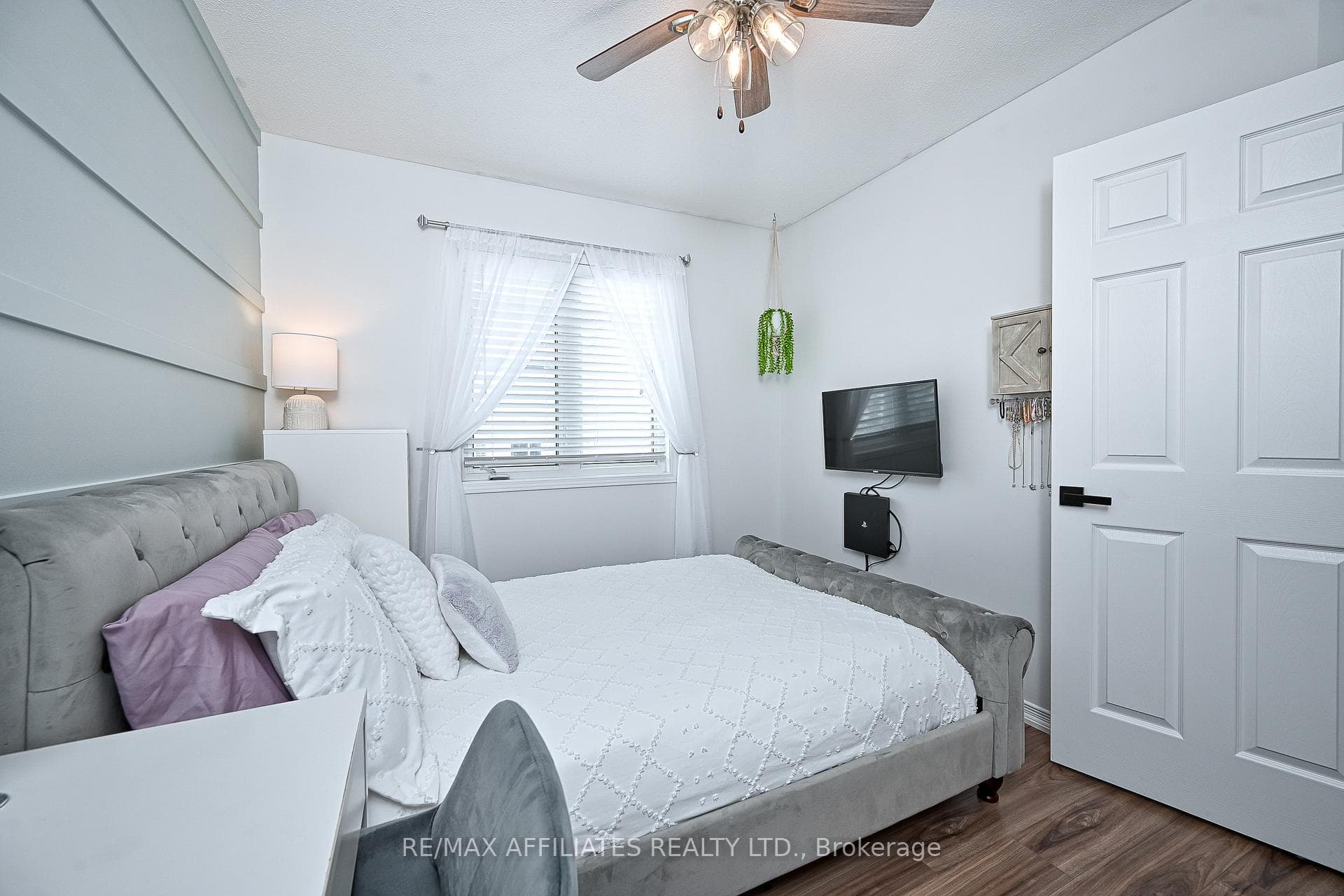 2588 Raymond Street photo 28