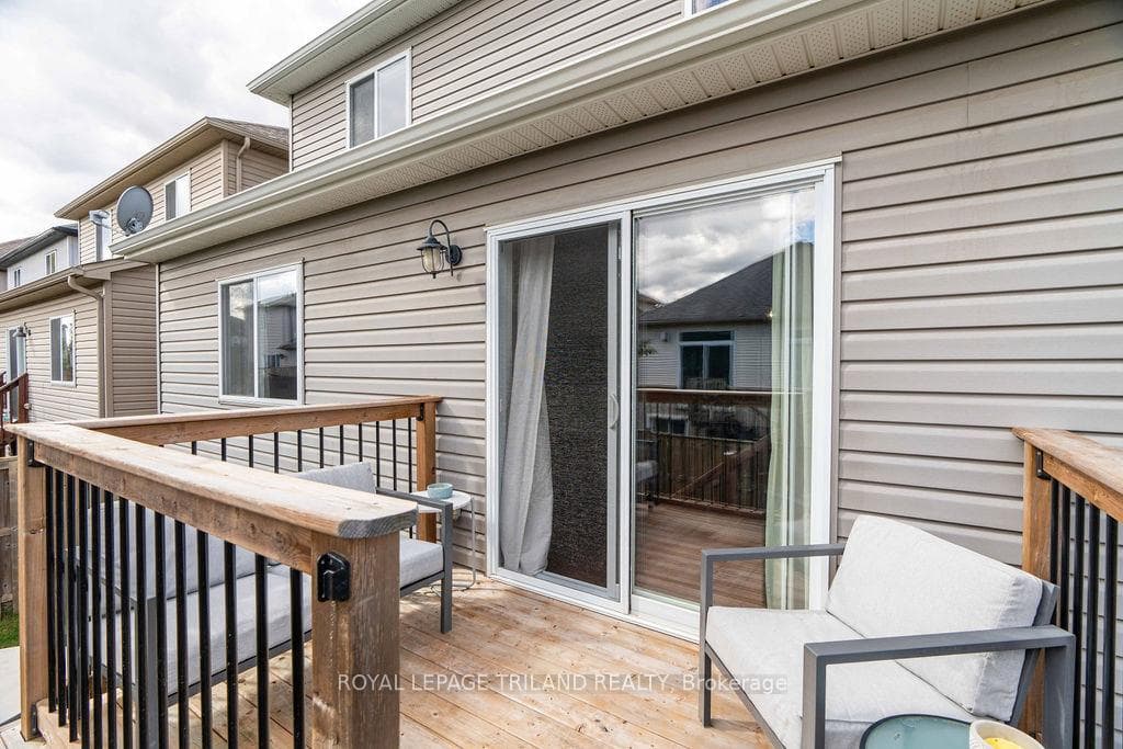 24 Willis Avenue photo 34