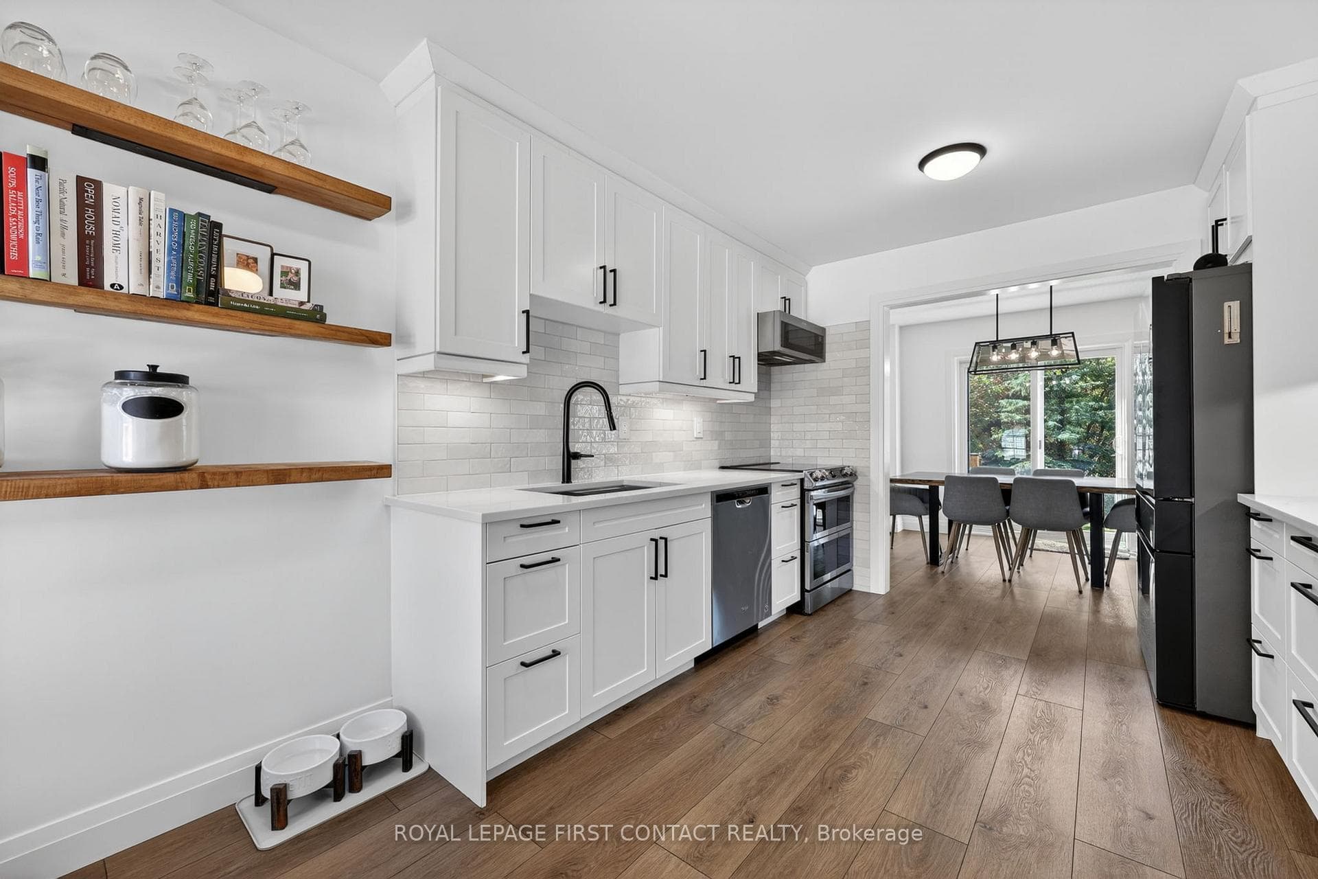 1292 Vincent Crescent photo 4