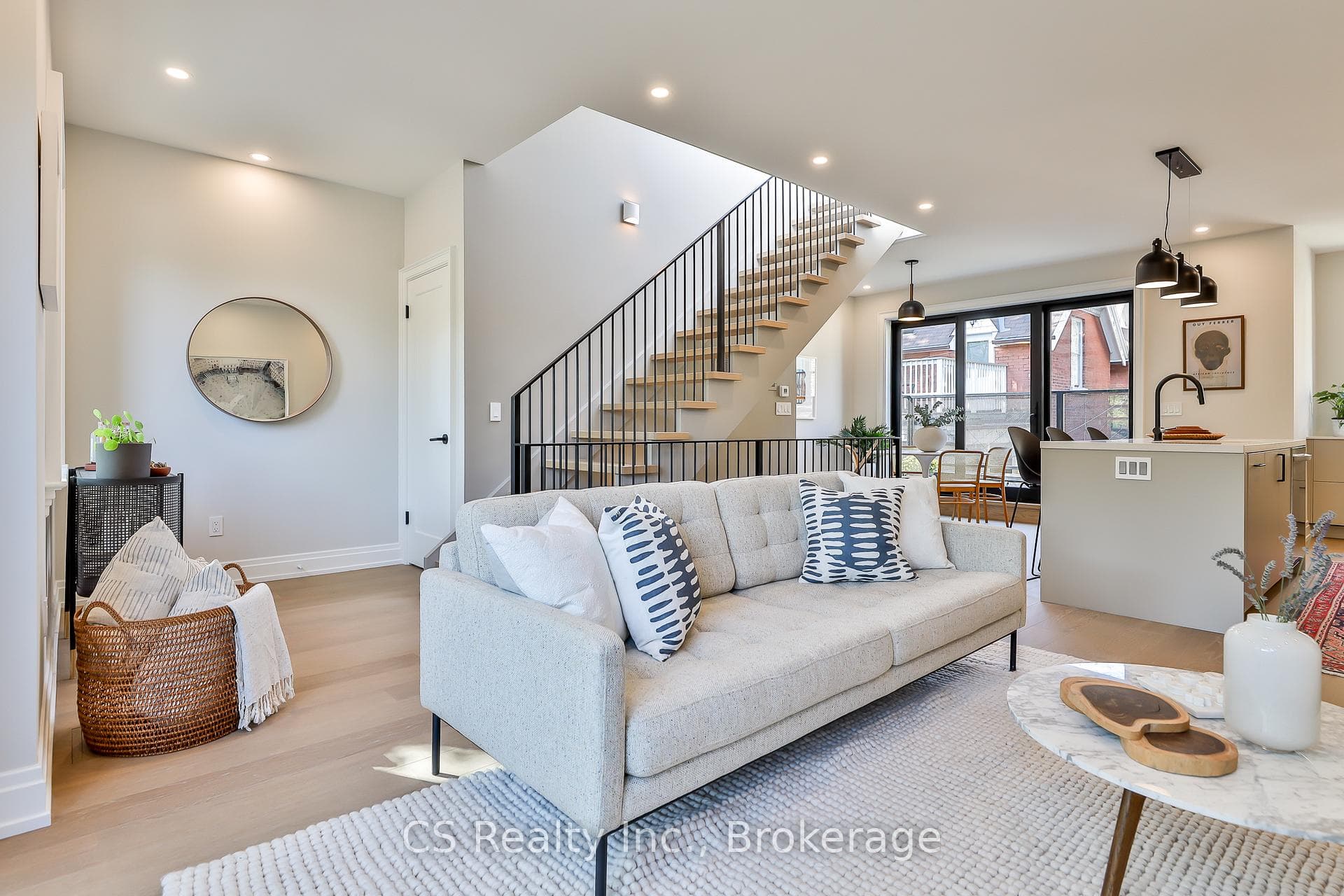2133 Gerrard Street Unit R photo 9