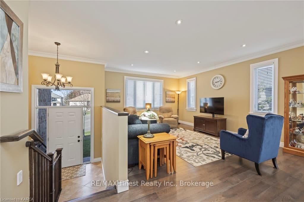 8 BURLEIGH Court photo 6