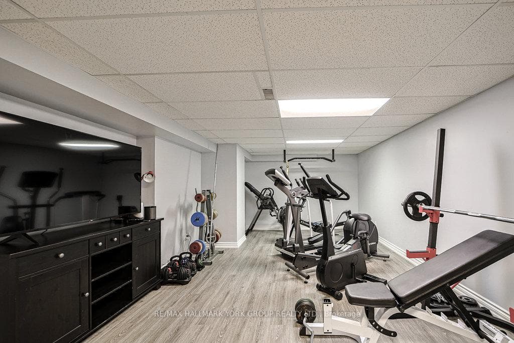 1032 Sir Ivor Court photo 40