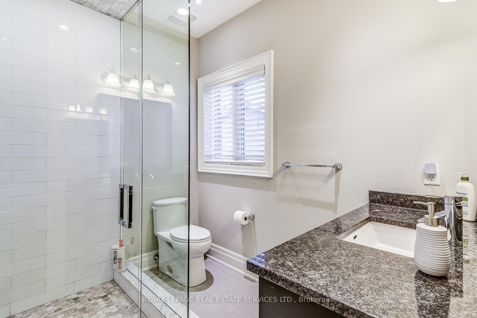 612 Byngmount Avenue photo 26