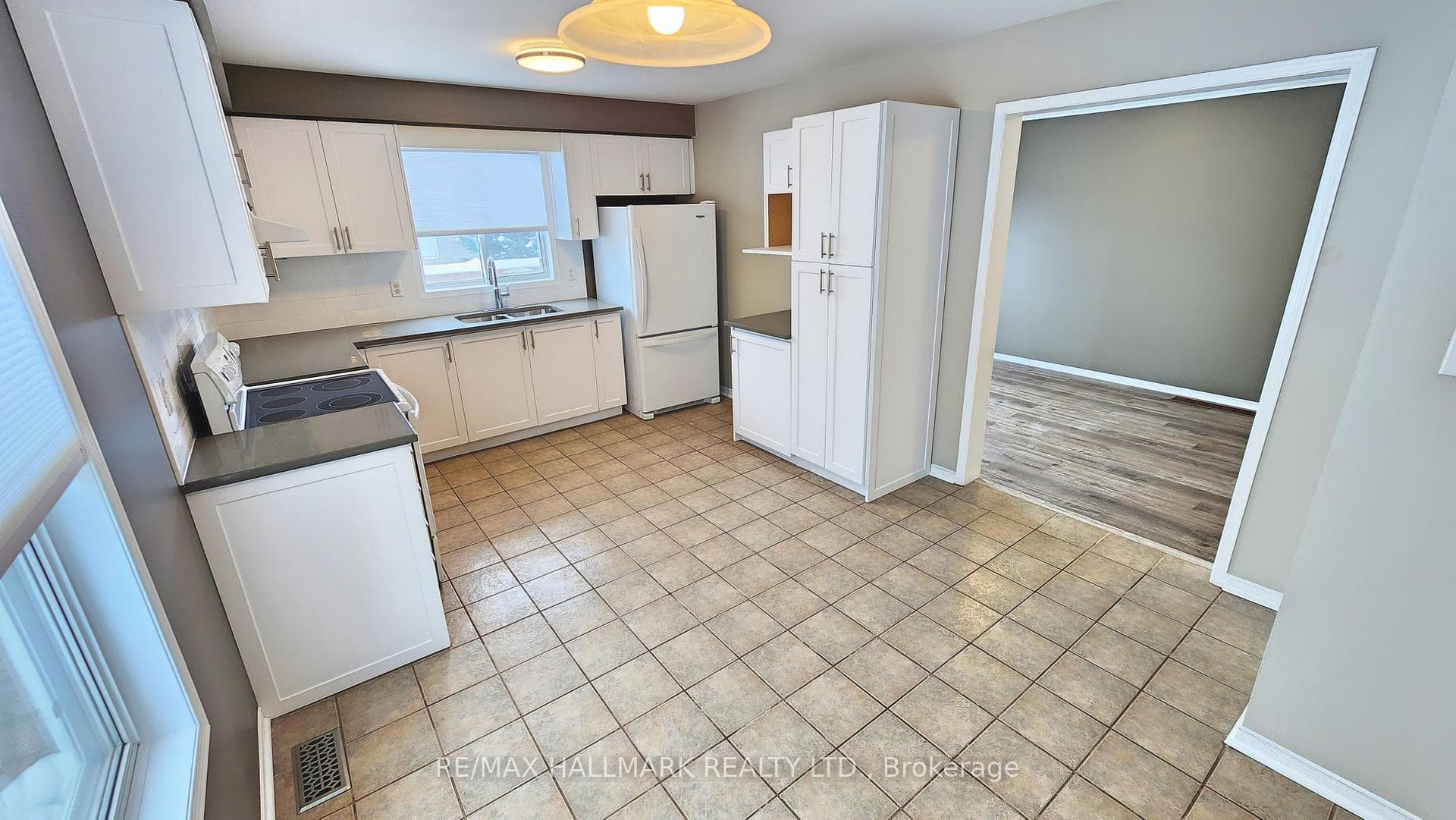 48 Downing Crescent photo 7