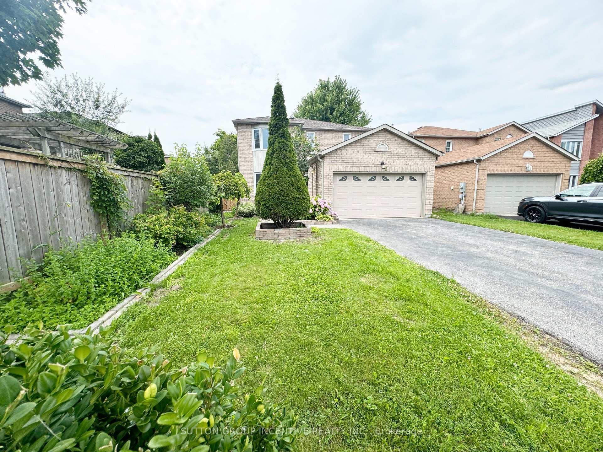 6 CARRUTHERS Crescent photo 1