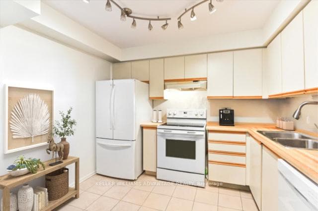 3845 Lake Shore Boulevard Unit 310 photo 4