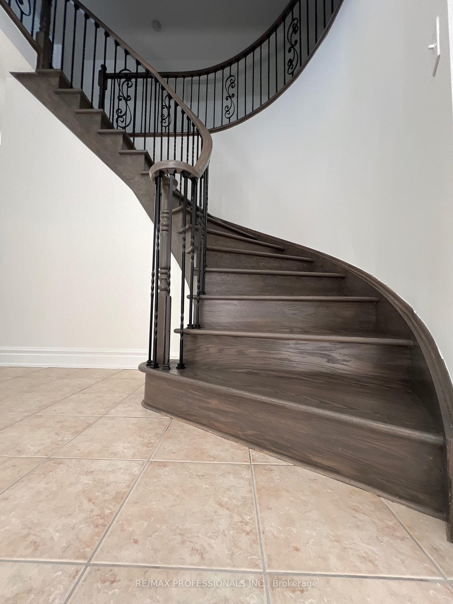 3895 Henrietta Way photo 5