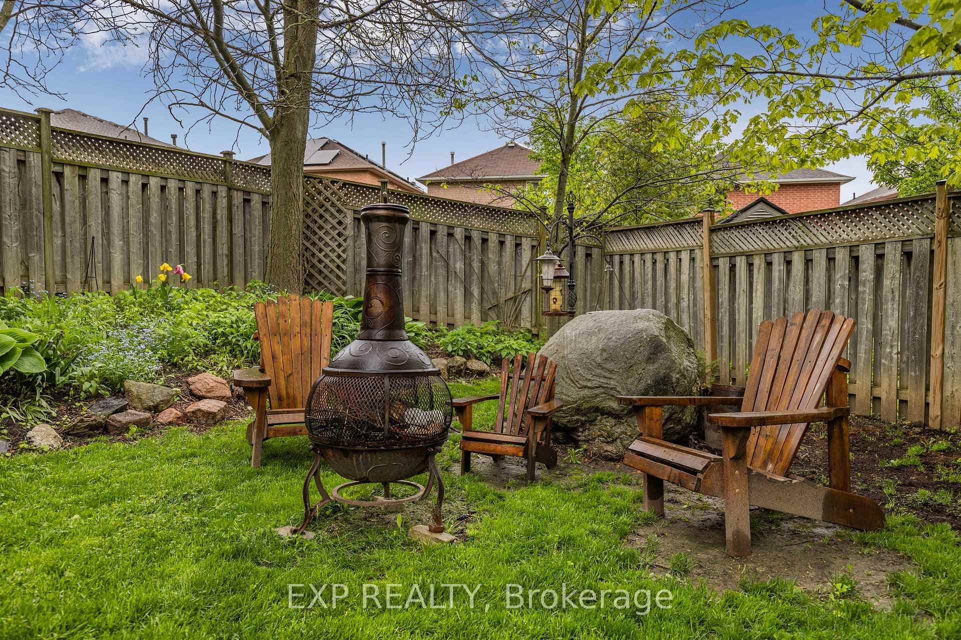 293 Warner Crescent photo 23