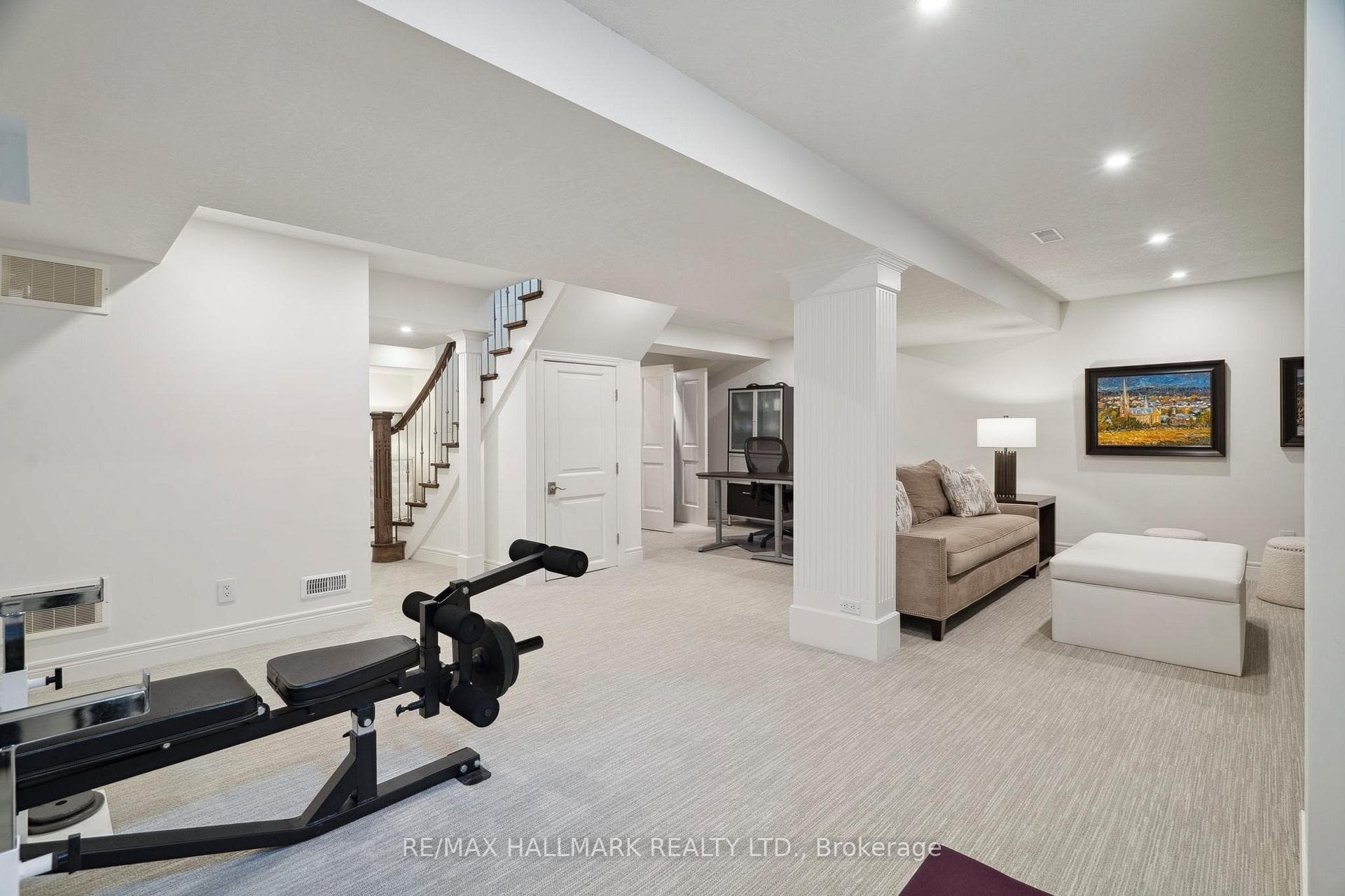 2092 PINEVALLEY Crescent photo 28