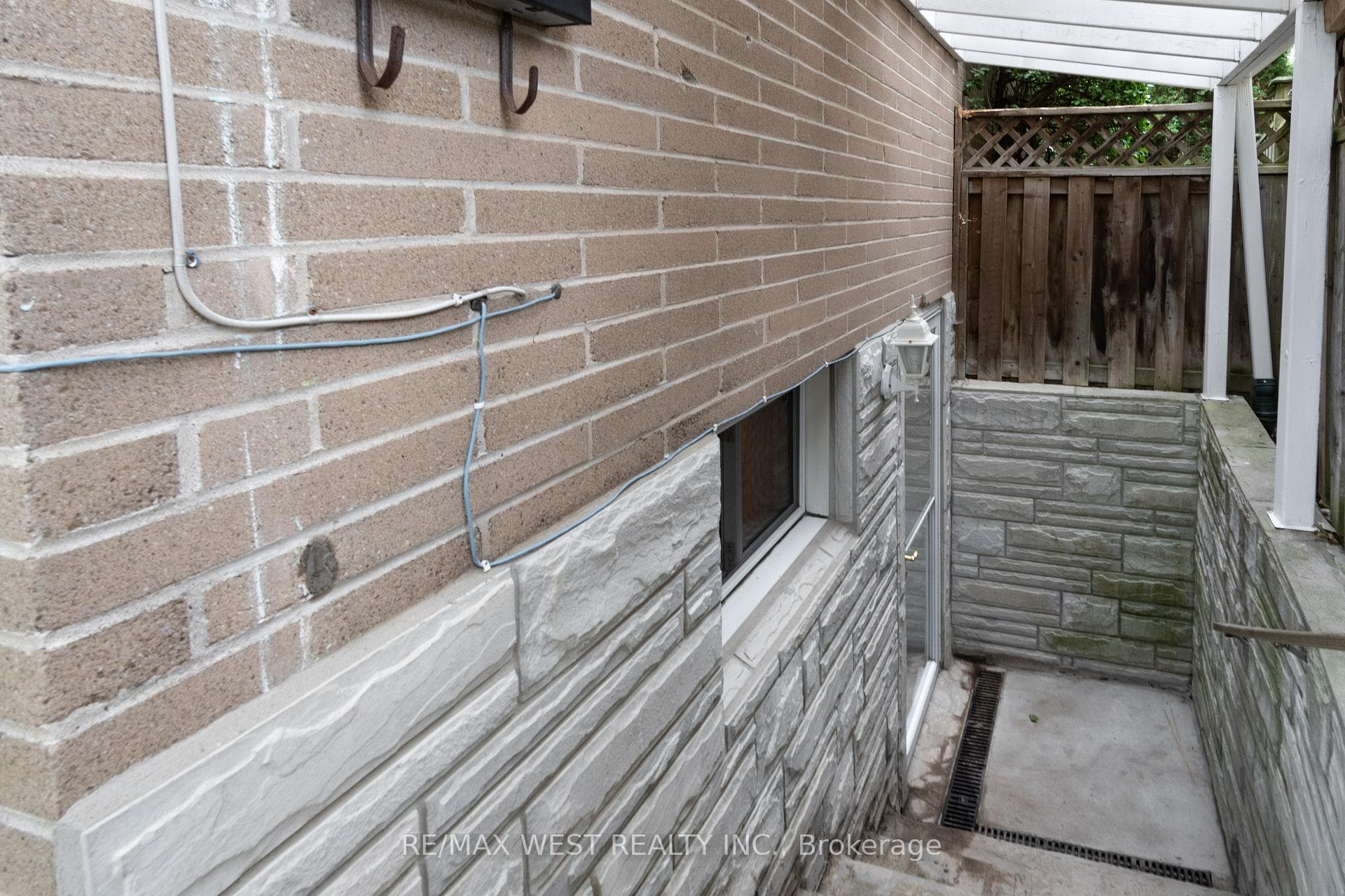 380 Tareyton Road photo 4
