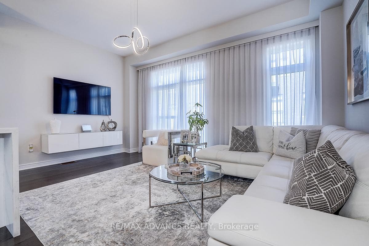 30 Laskin Drive photo 12