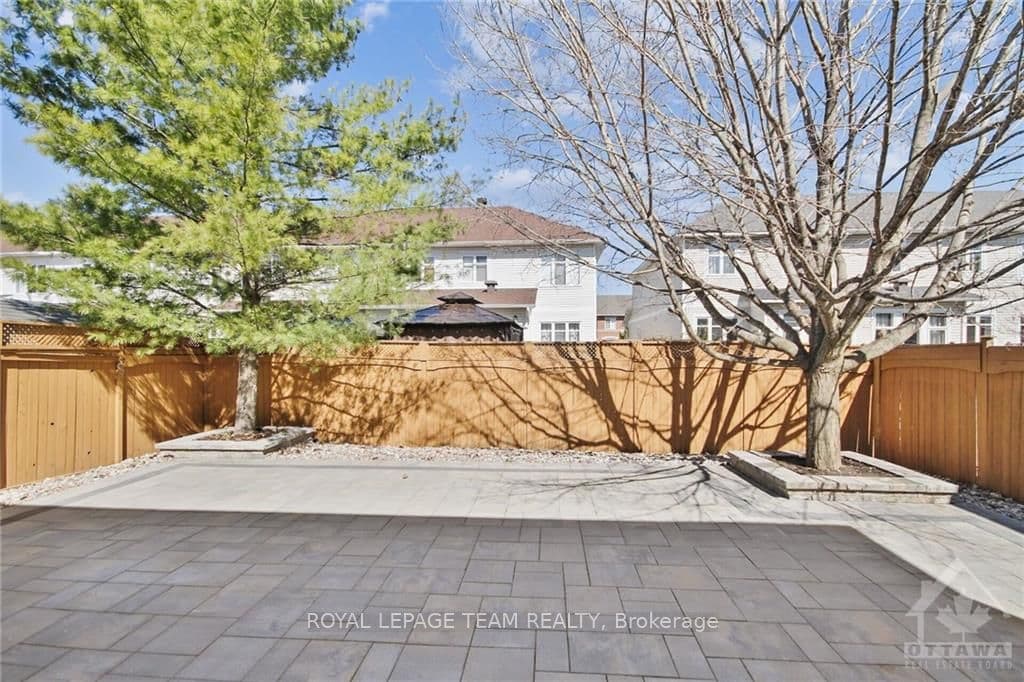 128 OAKFIELD Crescent photo 3