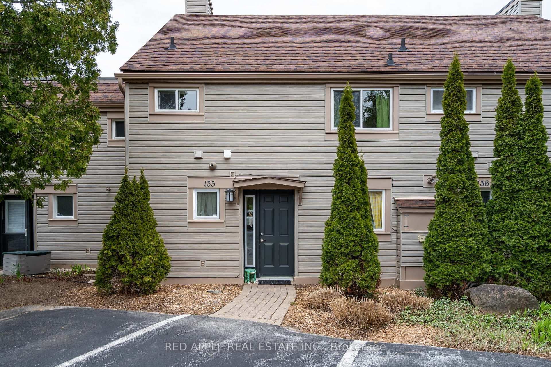 135 Escarpment Crescent photo 1