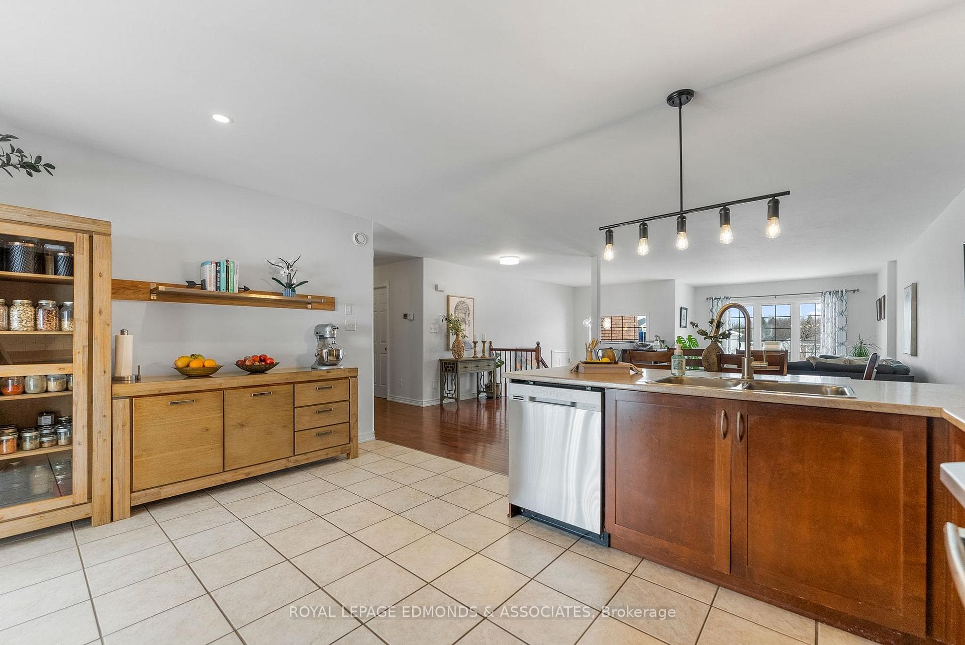 669 Fairview Avenue photo 9