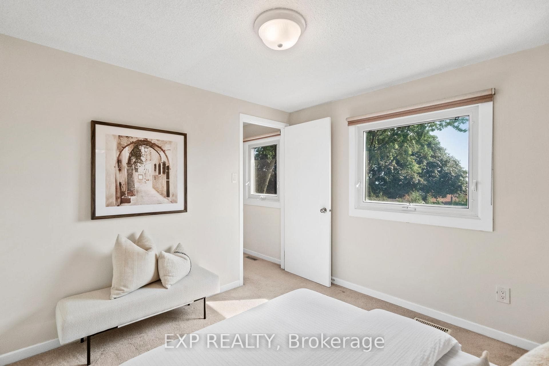 2064 Glenada Crescent photo 18