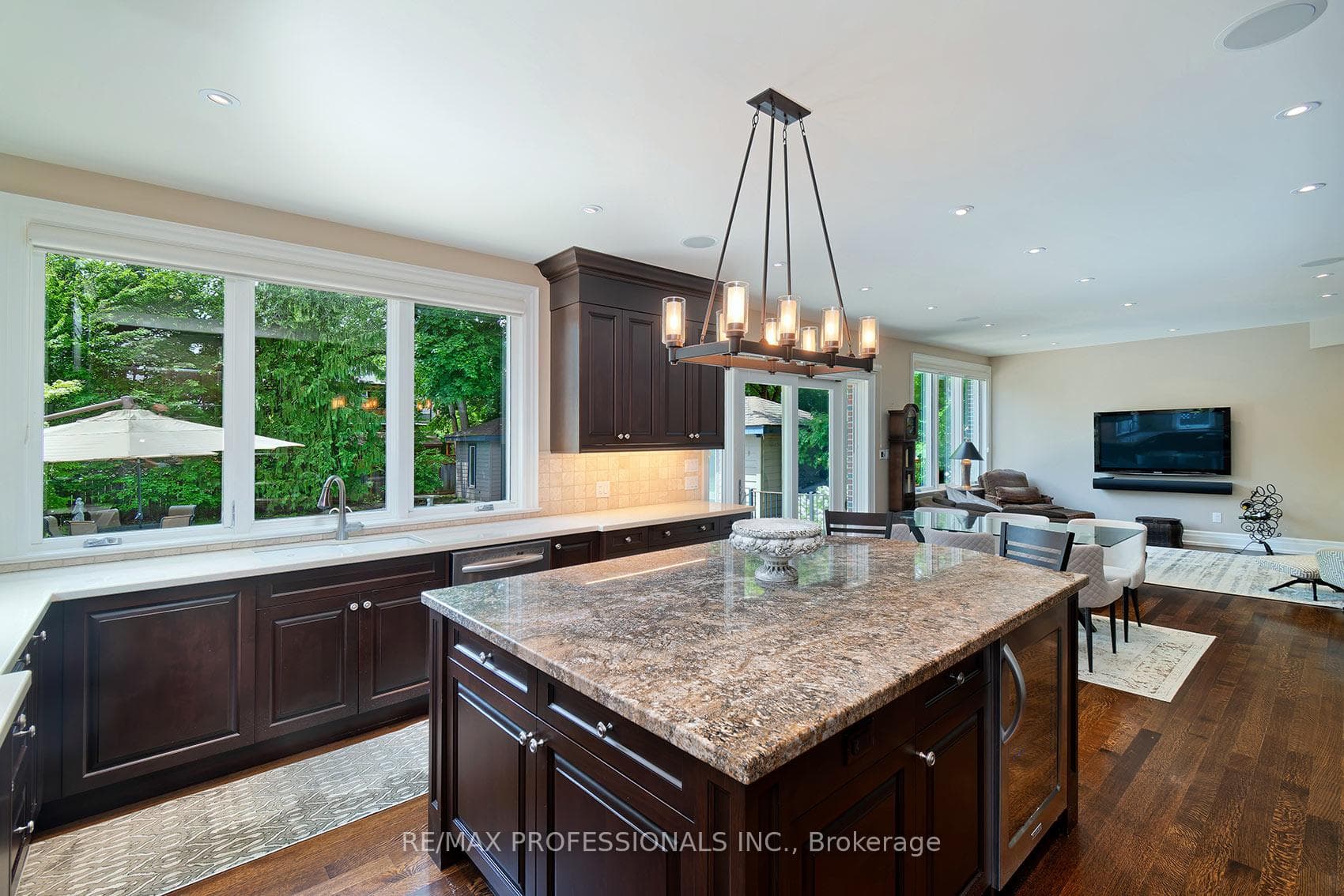 376 Prince Edward Drive photo 11
