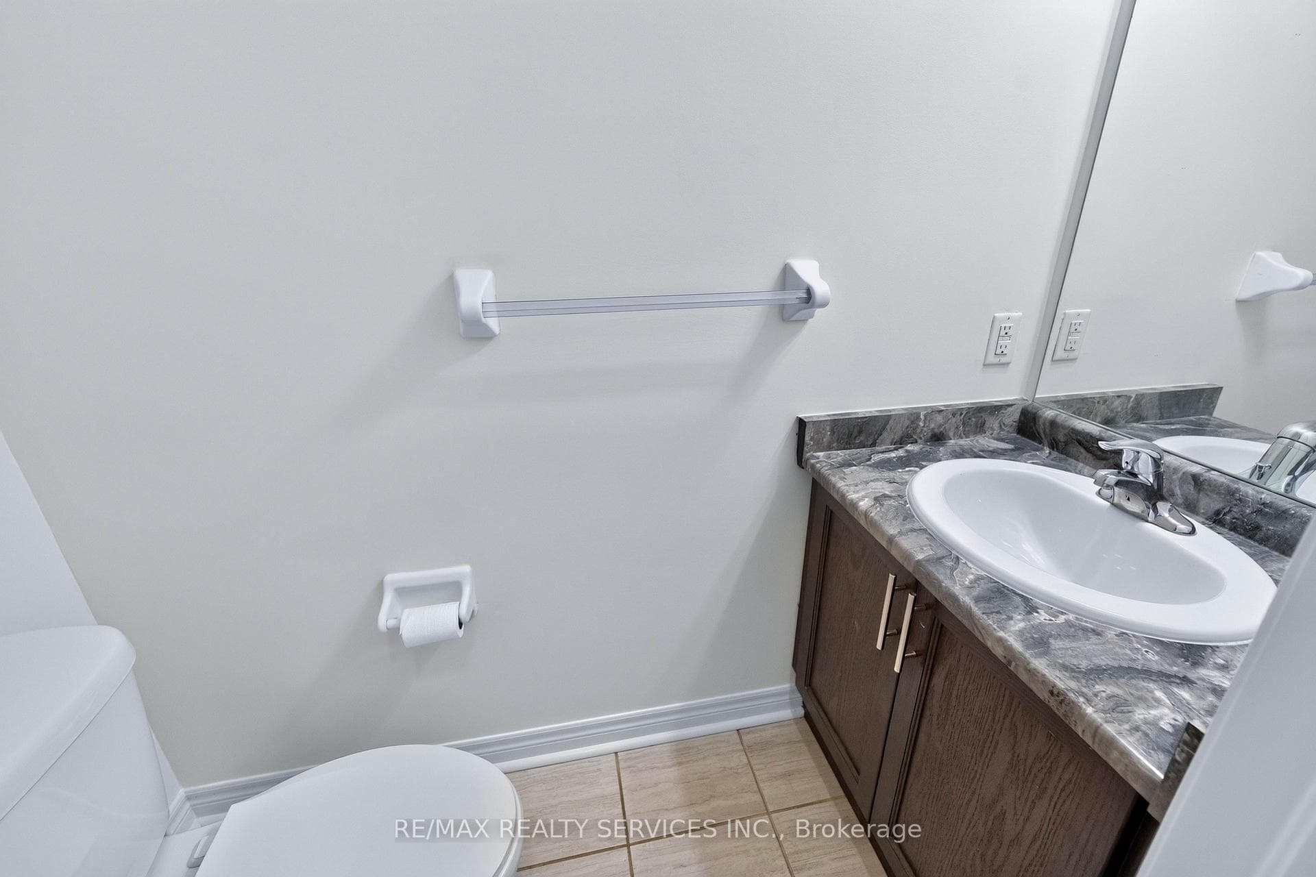 1149 Upper Thames Drive photo 20