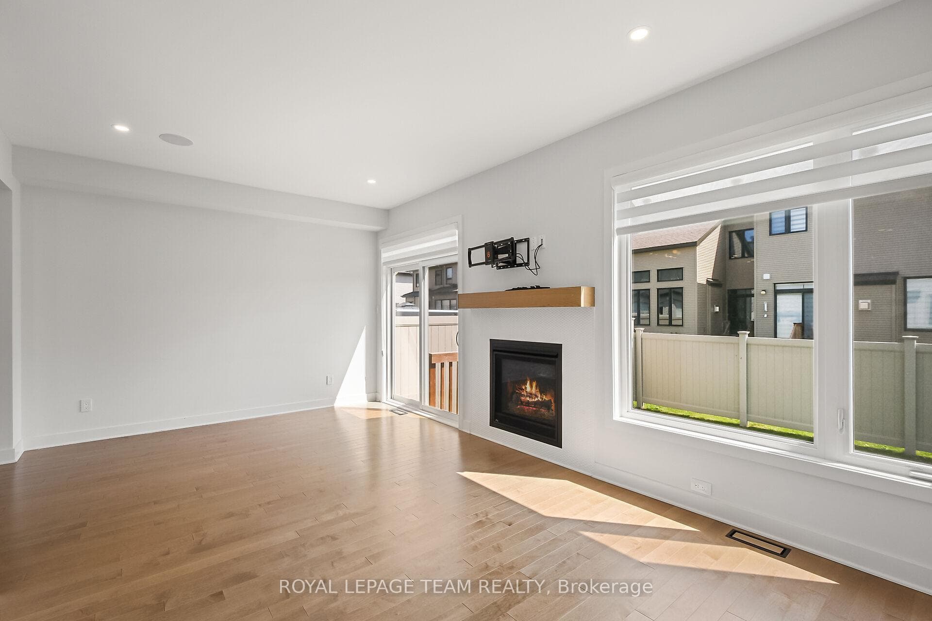 799 Cairn Crescent photo 32