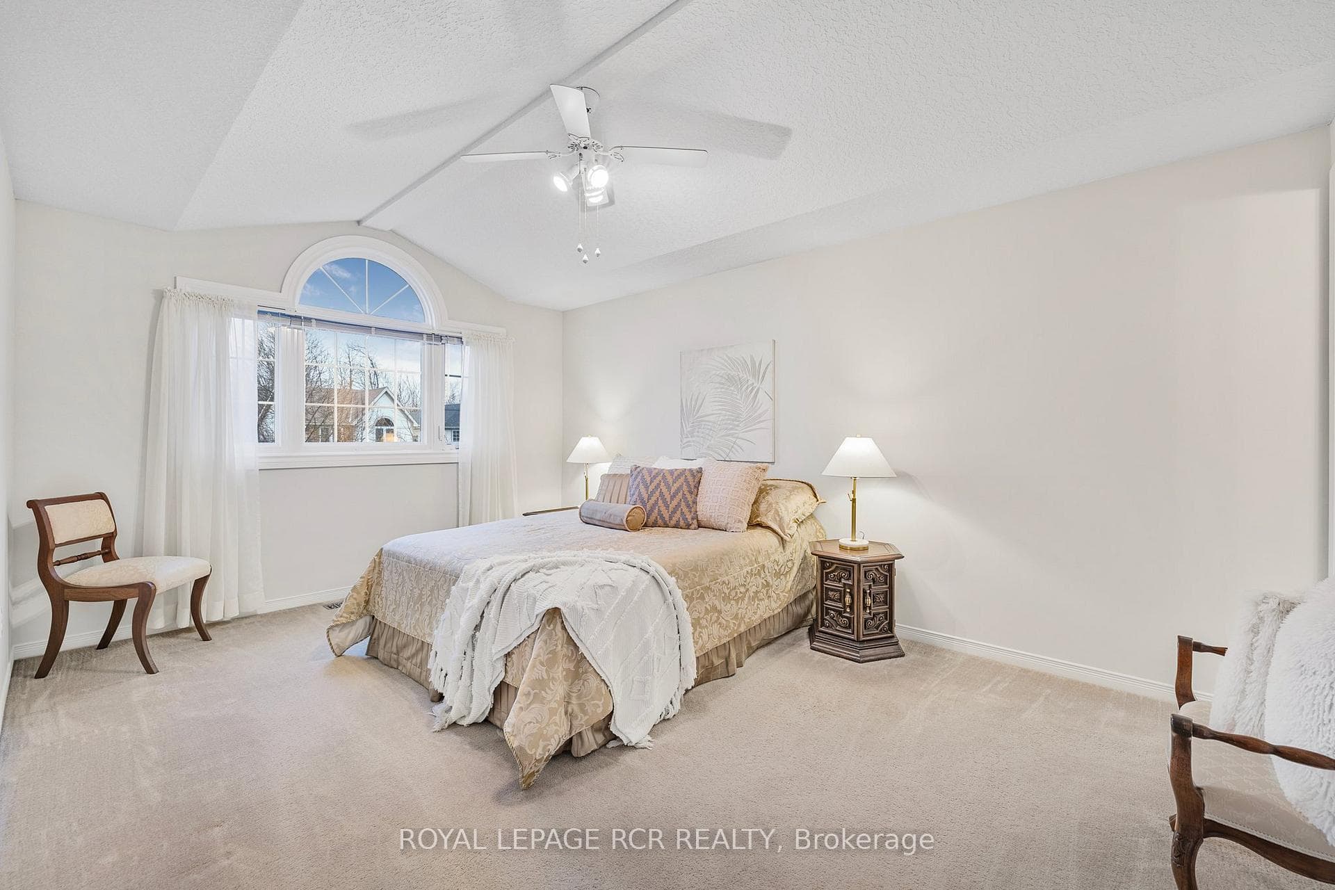21 Colbourne Crescent photo 18