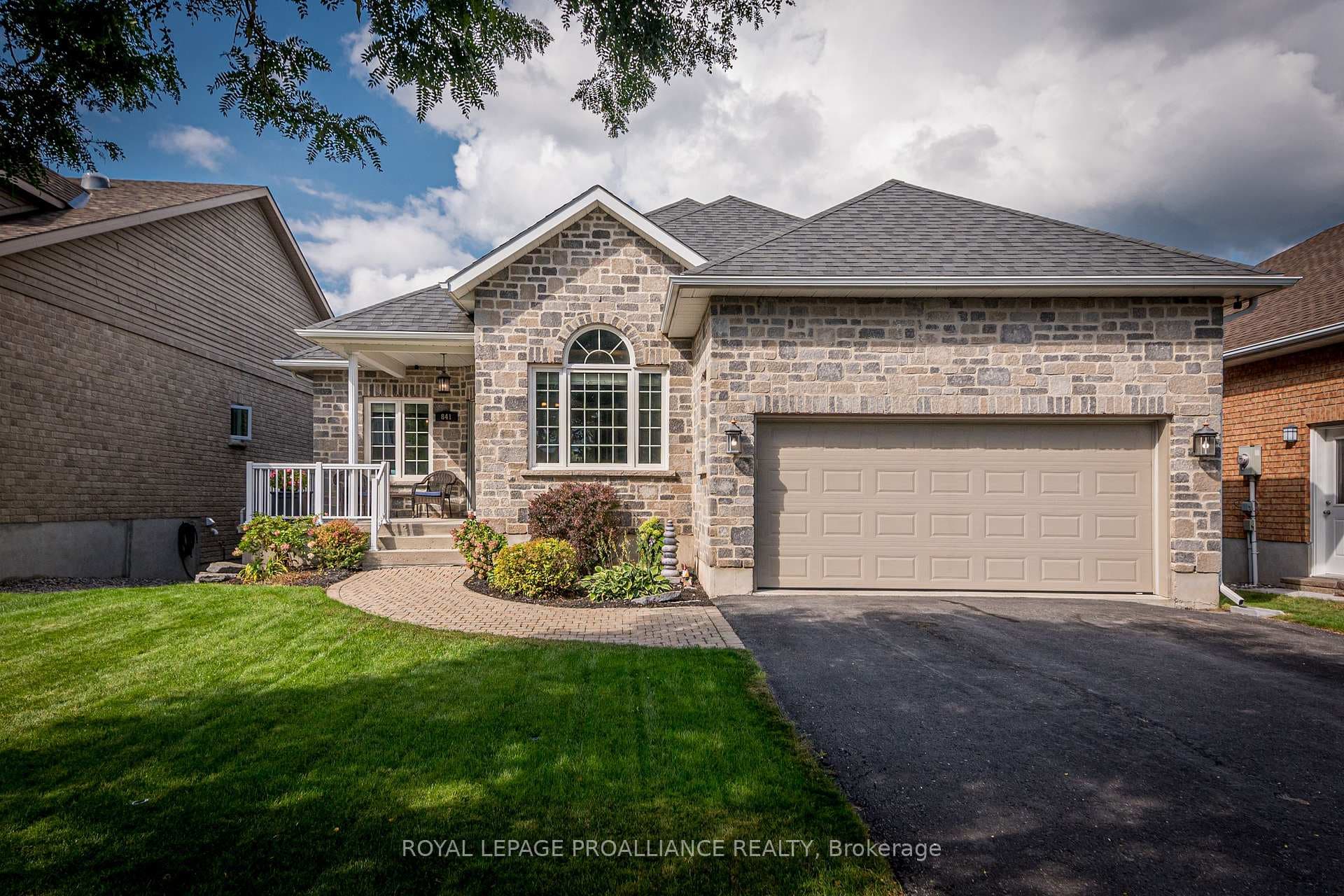 841 Roshan Drive photo 1