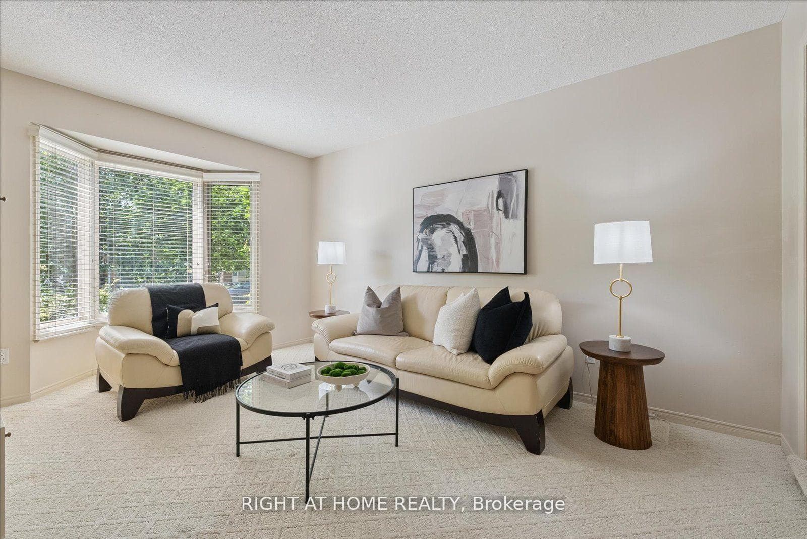 97 Topham Crescent photo 3