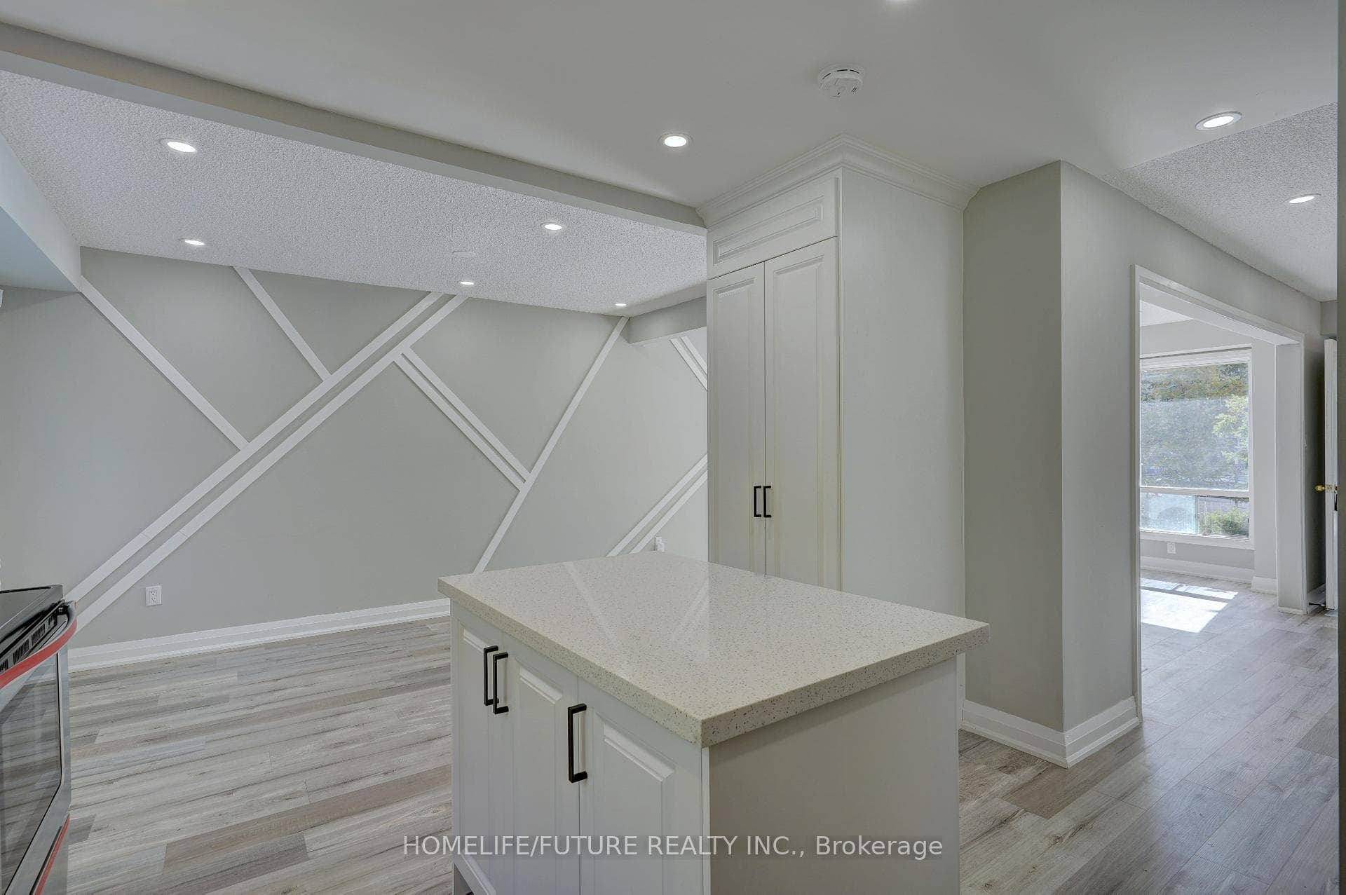 1299 Fenelon Crescent photo 13