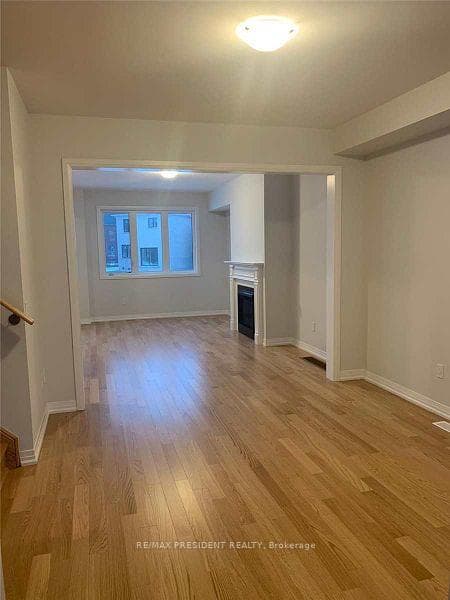 593 Thompson Street photo 2