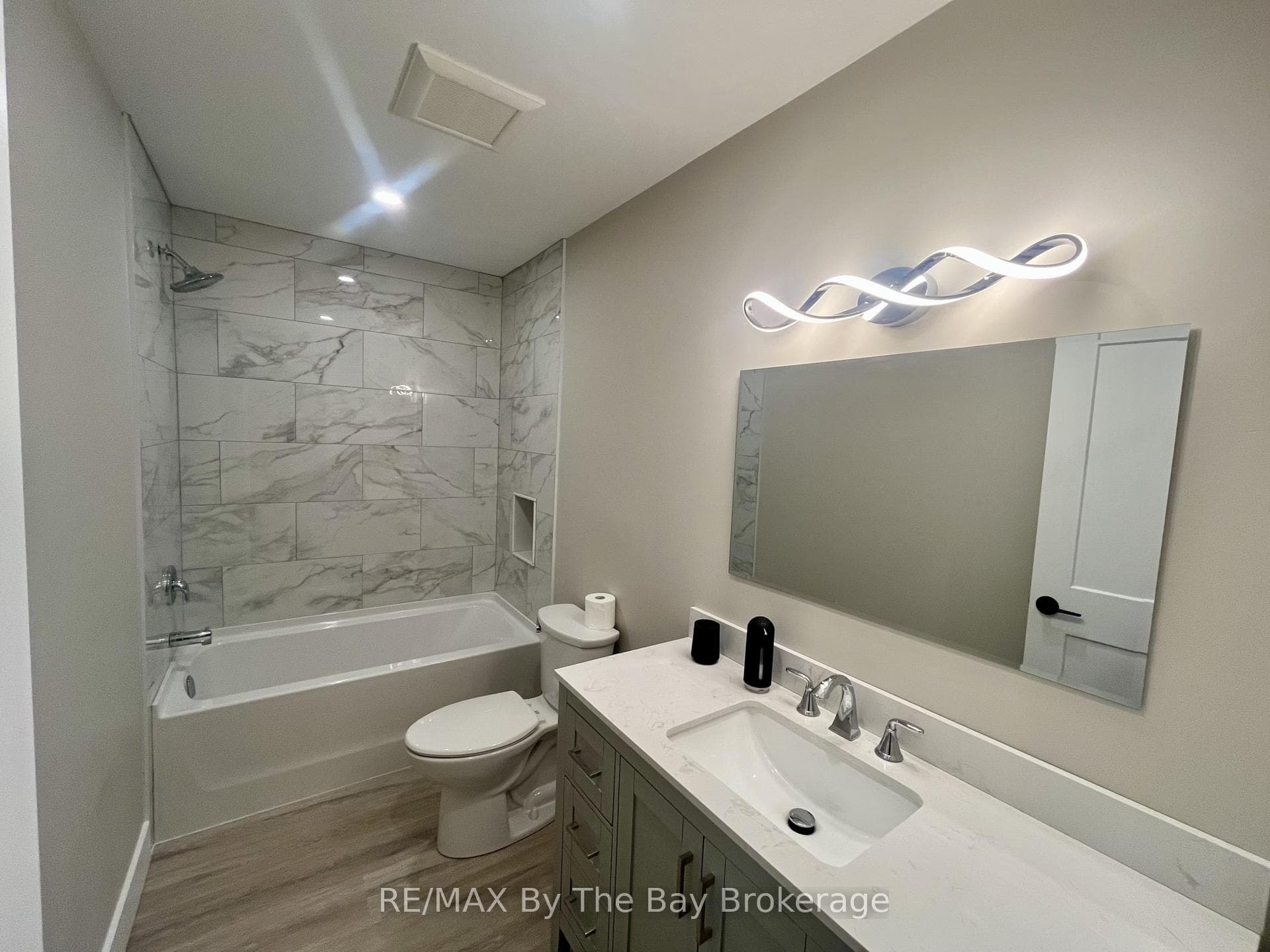 22 Lakeshore Road photo 18