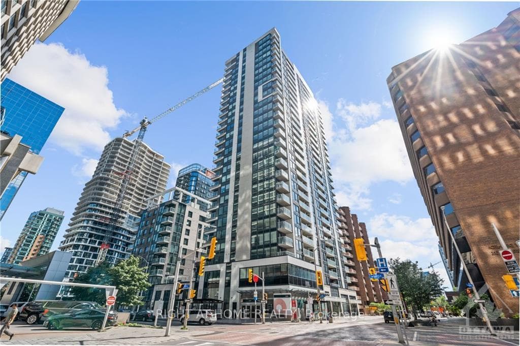 340 QUEEN Street Unit 811 photo 1