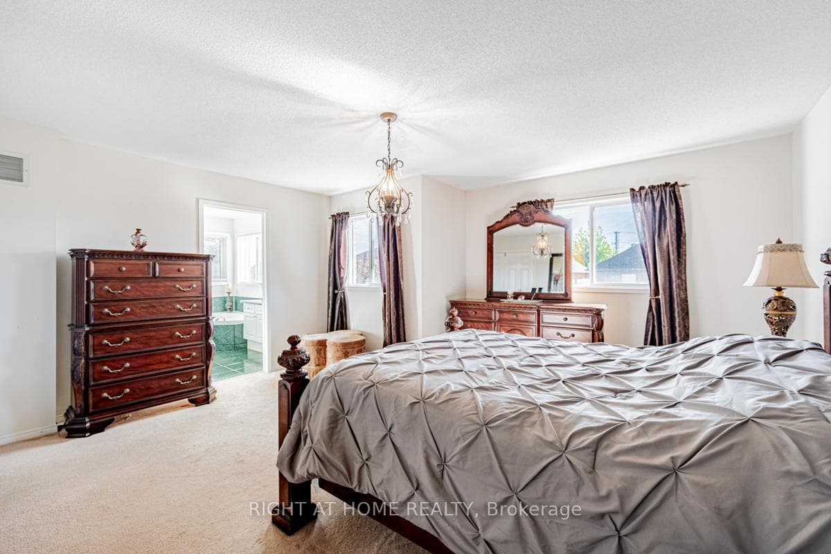 1448 Sandhurst Crescent photo 23