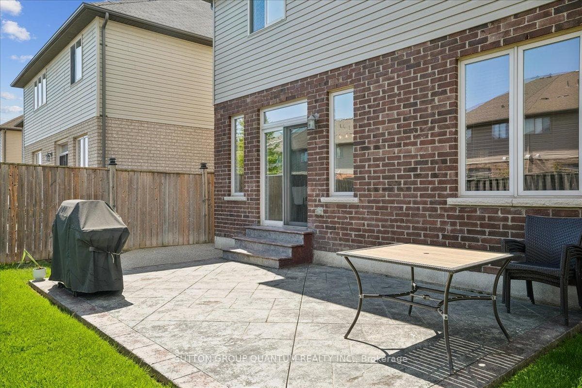 92 Garinger Crescent photo 39