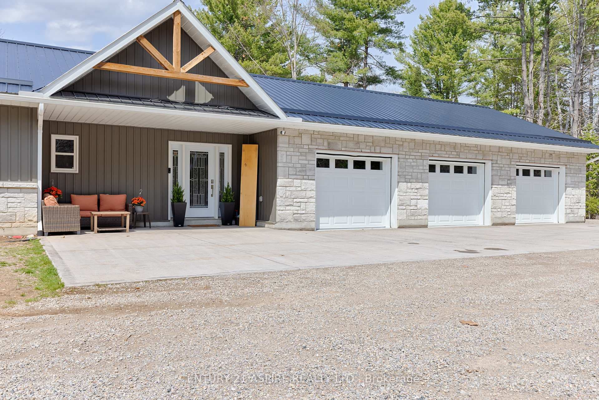 544 Marsh Road photo 4