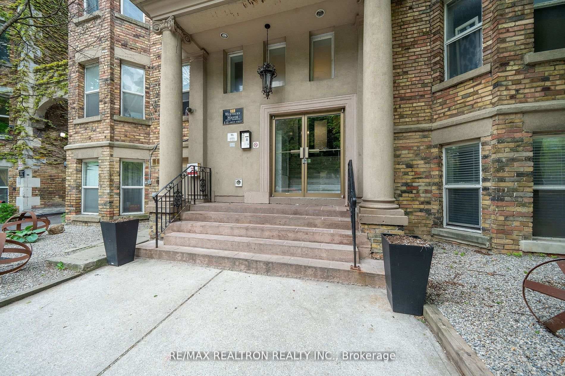 414 Jarvis Street Unit 305 photo 6