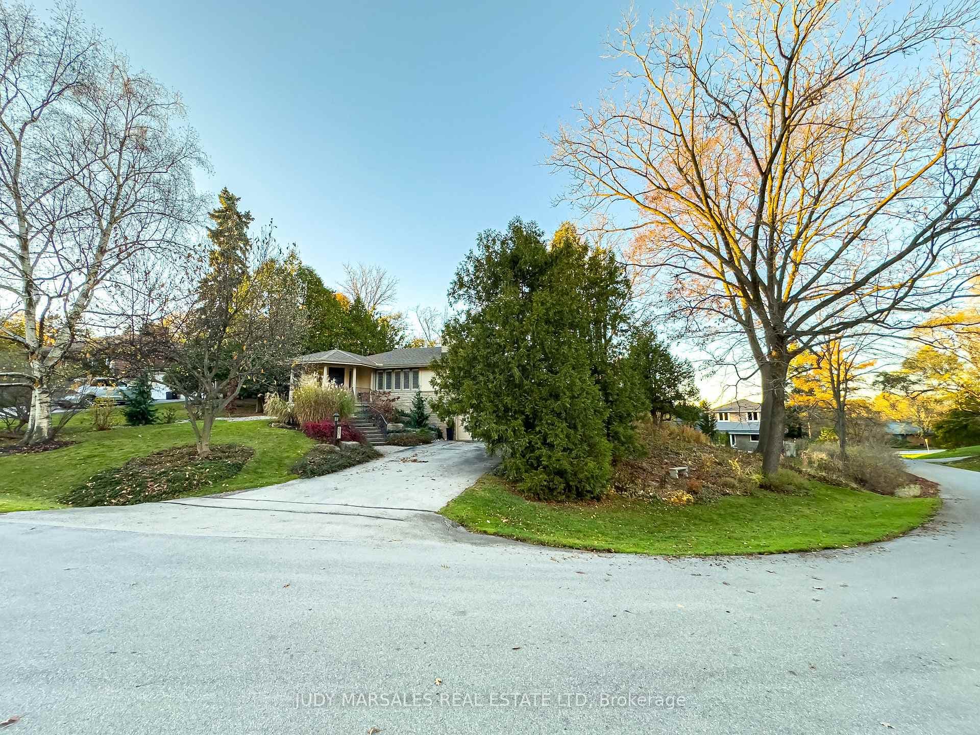 851 Mewburn Road photo 1