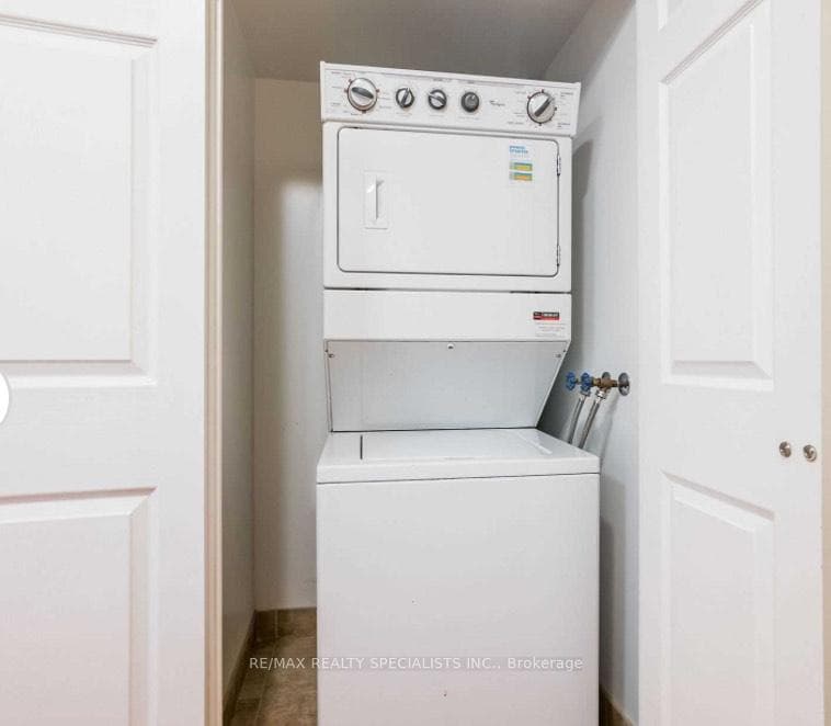310 Burnhamthorpe Road Unit 2210 photo 10