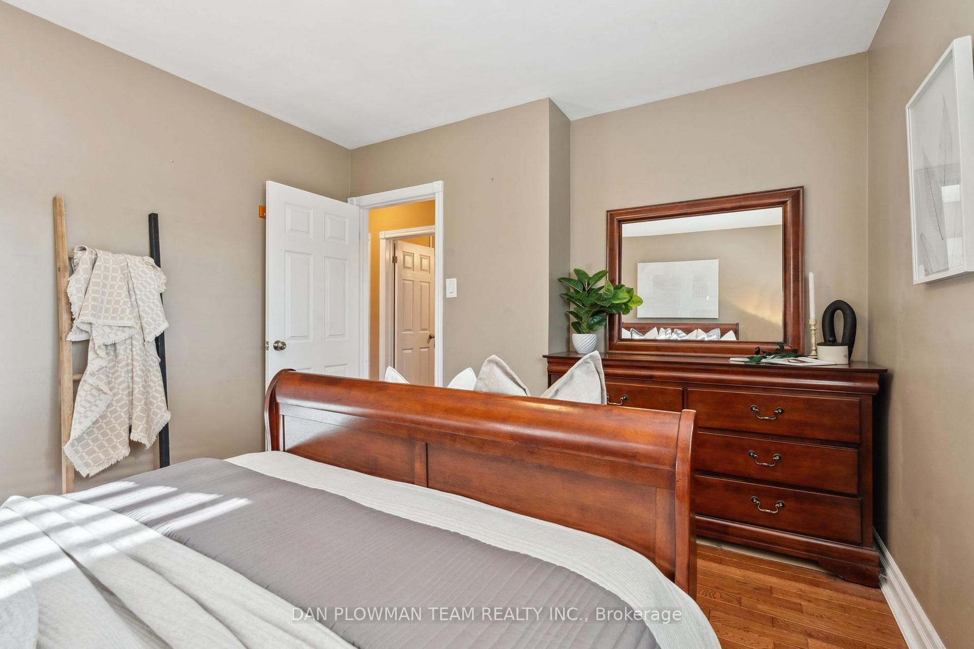 242 Chadburn Street photo 15