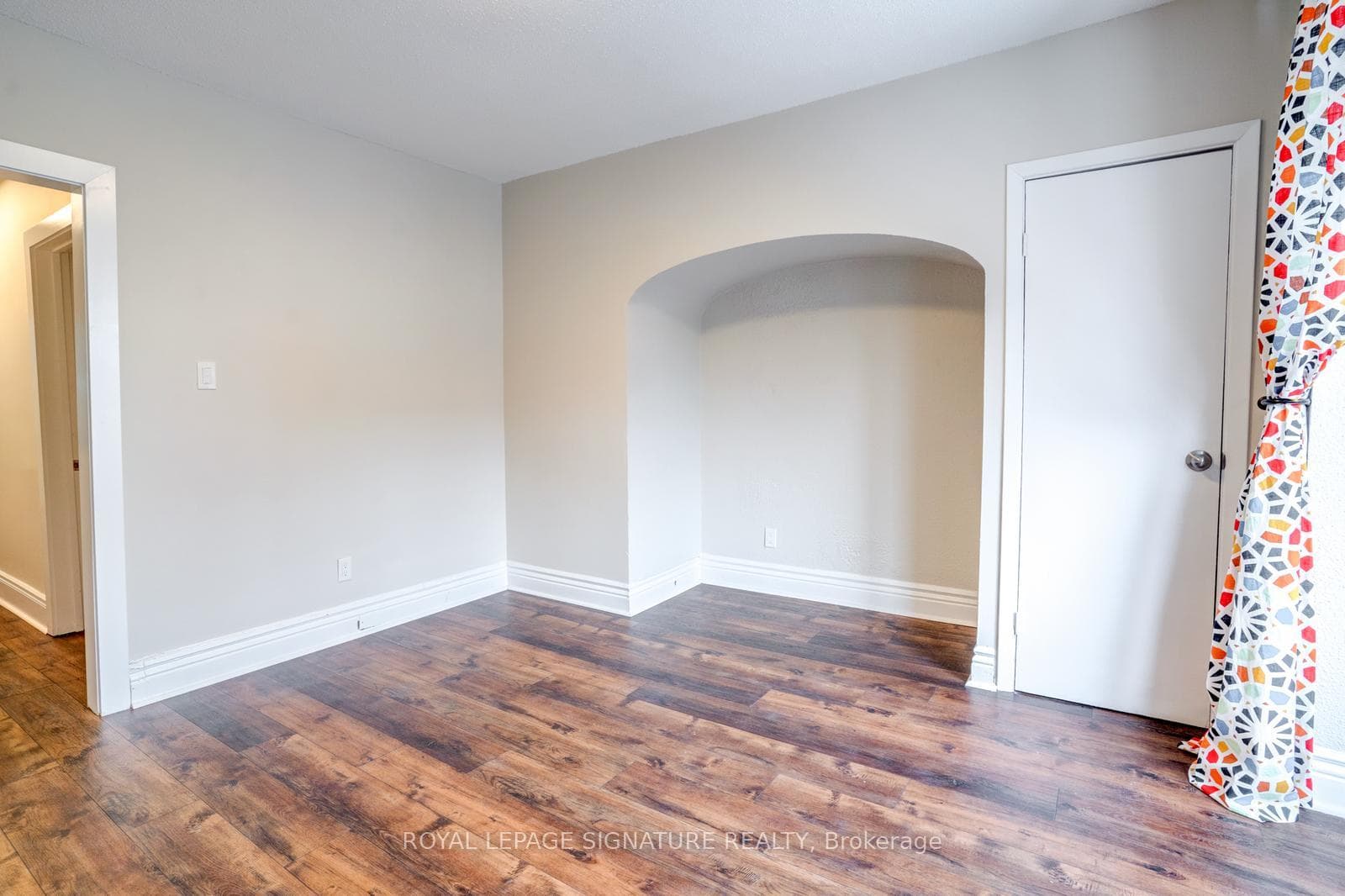 689 Pape Avenue Unit Upper photo 2