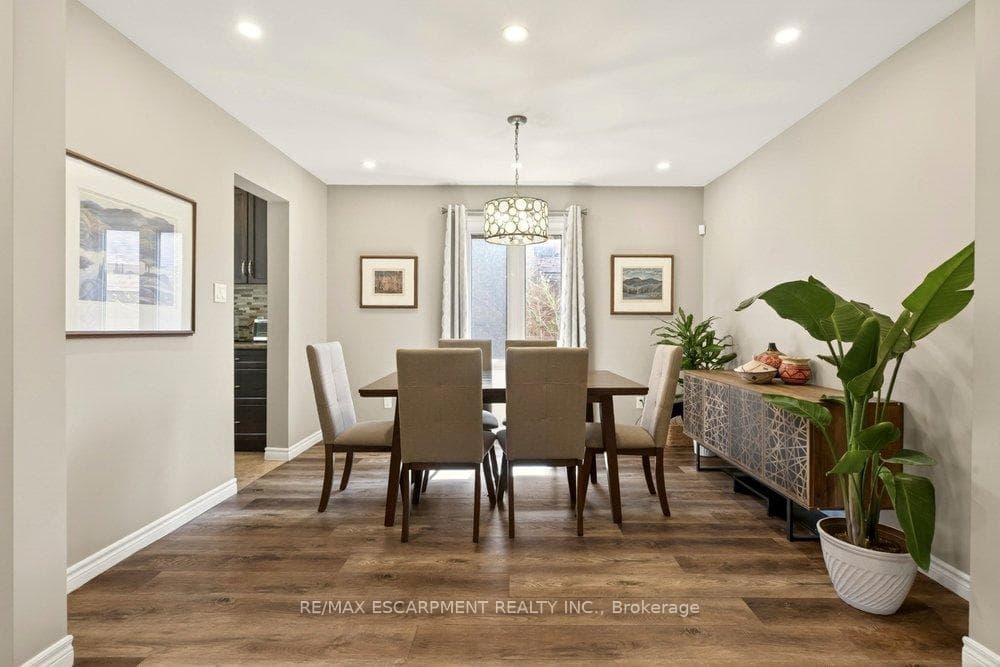 72 Gurnett Drive photo 3