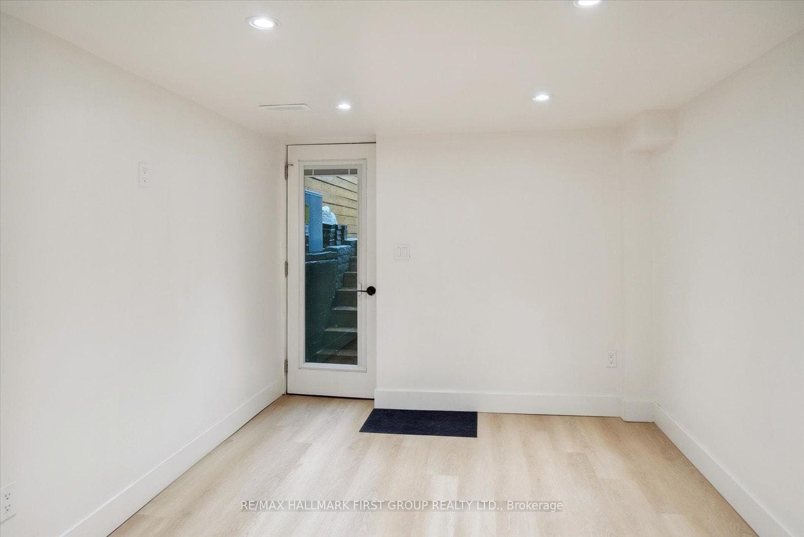 285 Rhodes Avenue Unit Lower photo 5