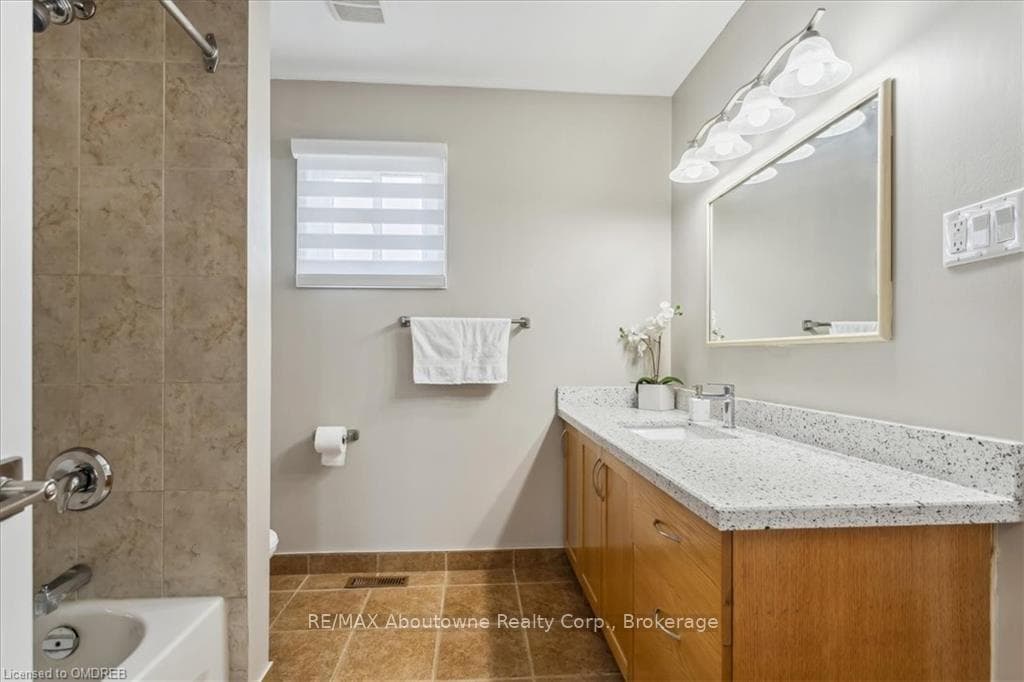 922 QUEENSBRIDGE Drive photo 22
