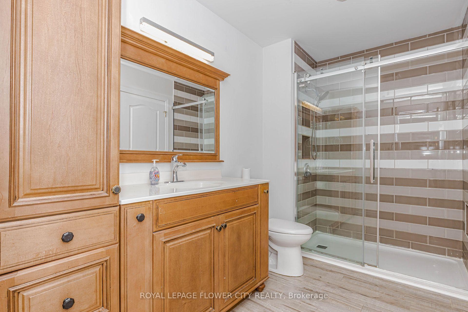 47 QUEENSWAY Drive photo 31