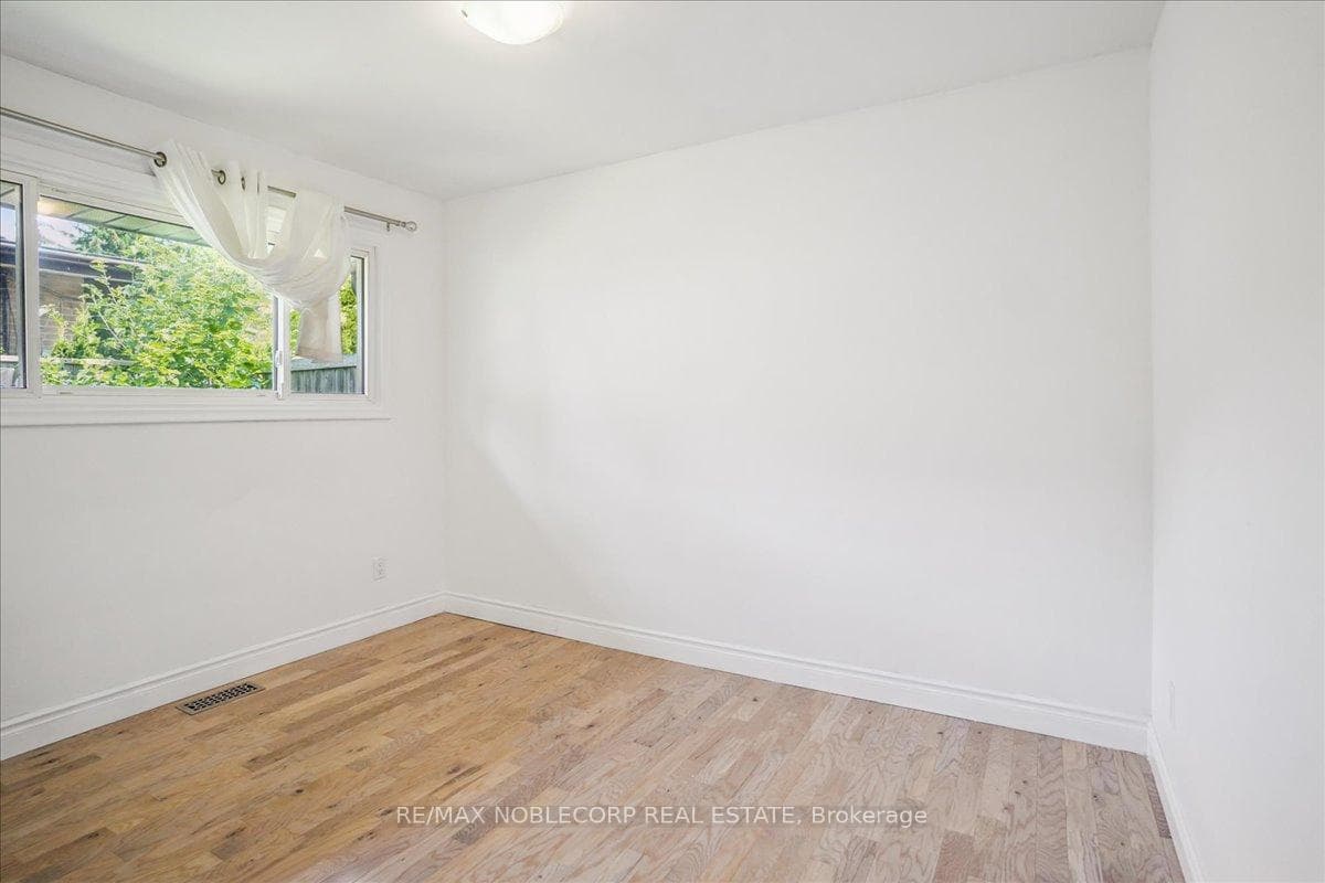 982 Regent Drive Unit Upper photo 23