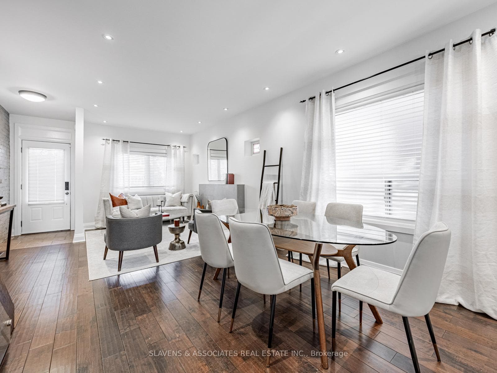 2063 Gerrard Street photo 9