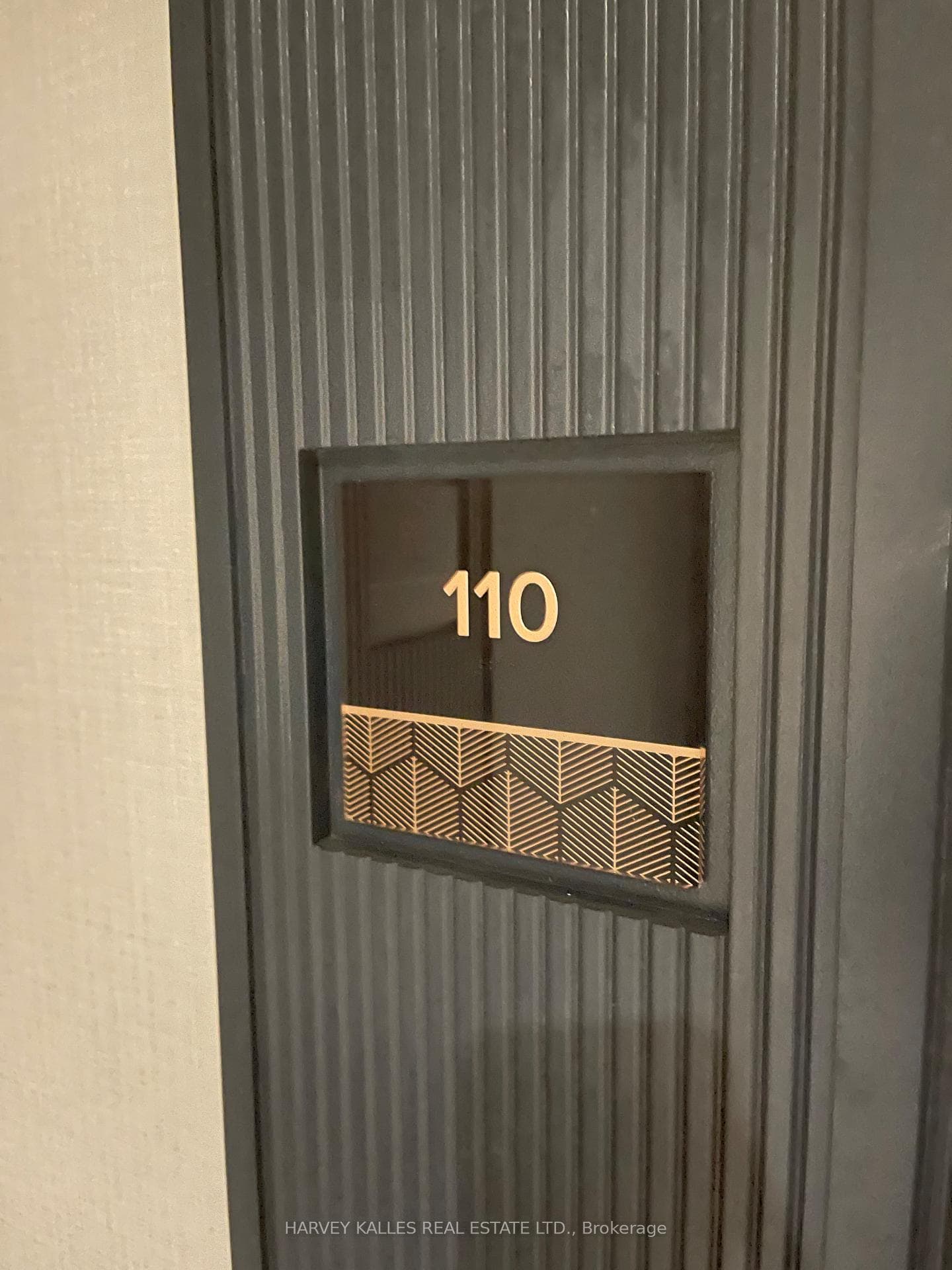 welcome to 110-405 Dundas St W