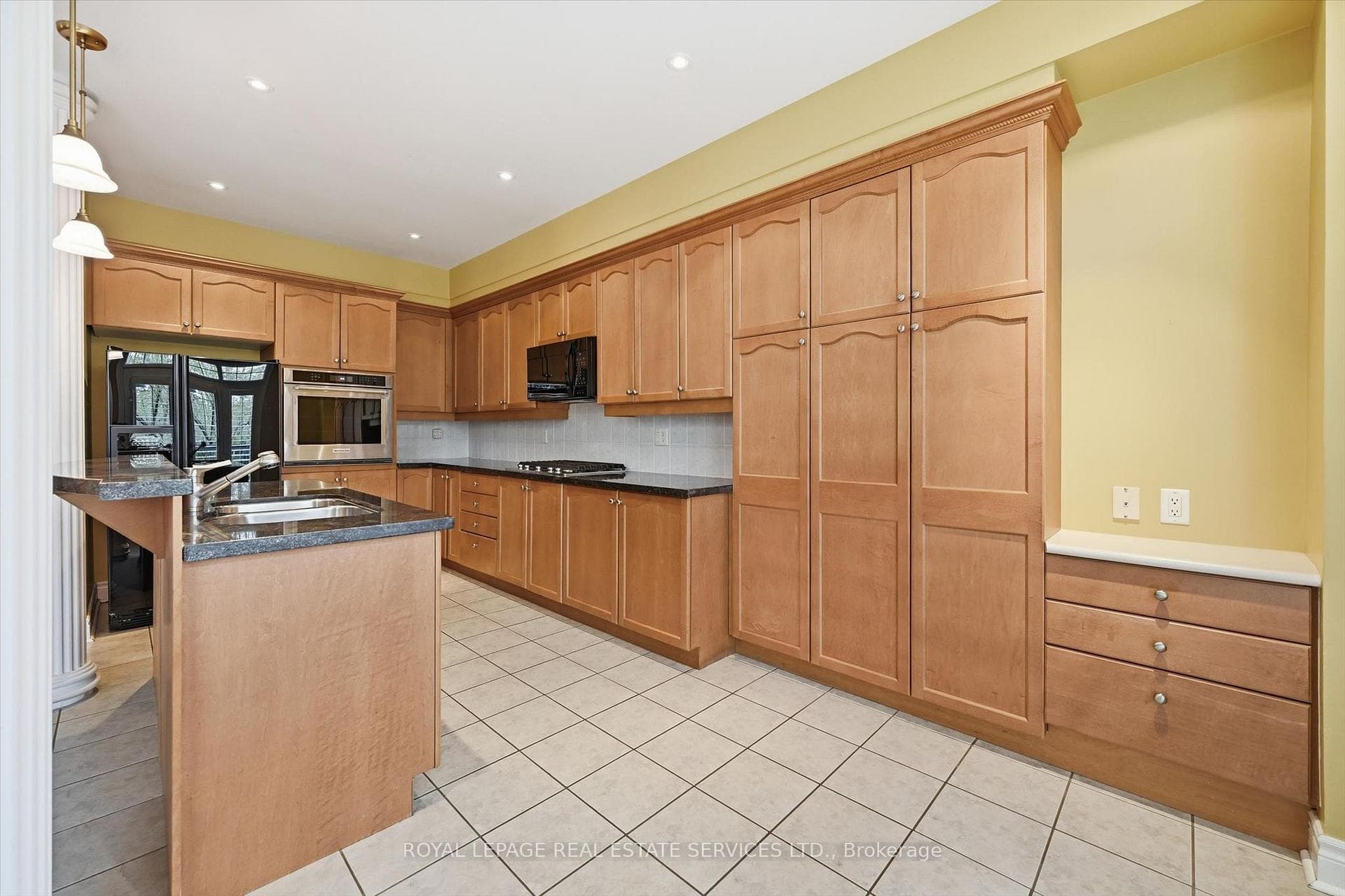 Well-Appointed Kitchen w/Pantry & Granite Counters
