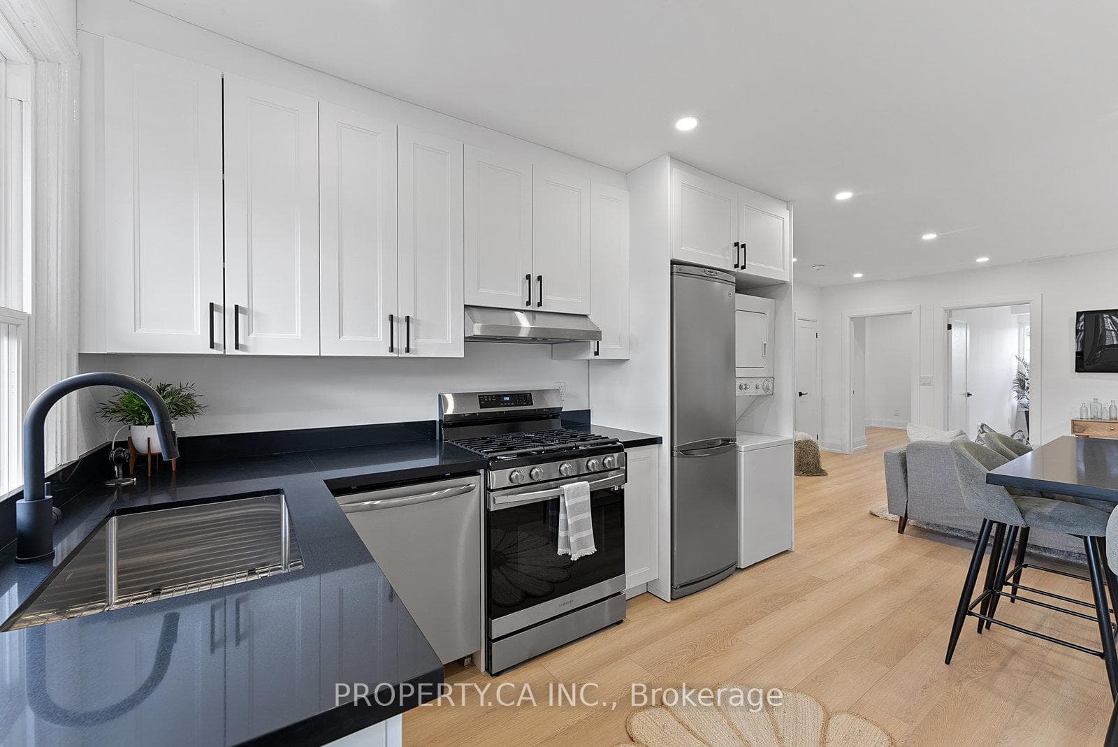 652 St Clarens Avenue Unit Upper photo 13