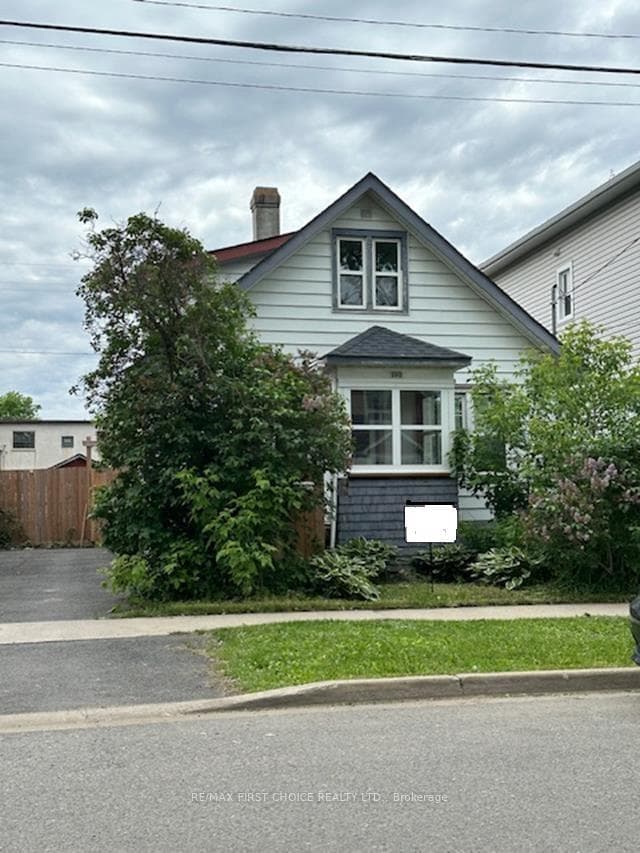 102 Machar Avenue photo 1
